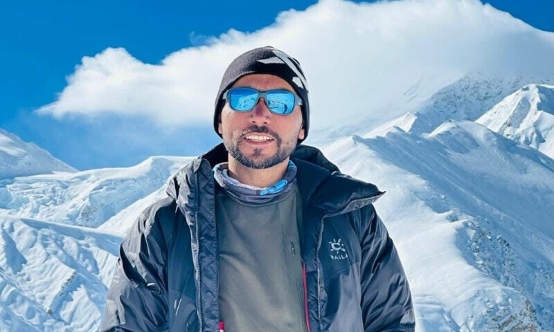 Two Pakistani climbers summit Everest, Kanchenjunga