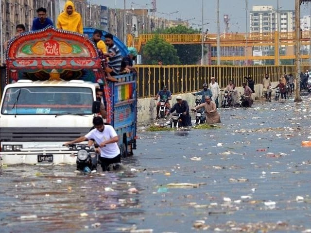 President Zardari calls for preparedness ahead of heavy rains, flooding in Sindh