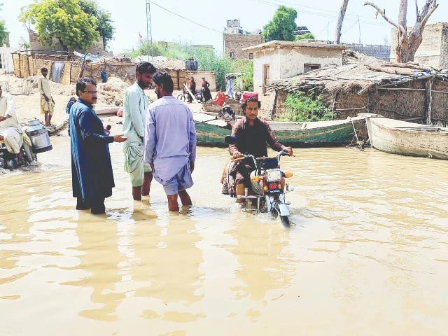 Flood off peak, heads to Arabian sea