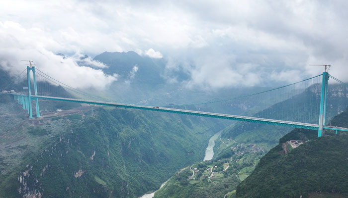 The world’s highest bridge in China will open for traffic on September 28, with an astonishing height.