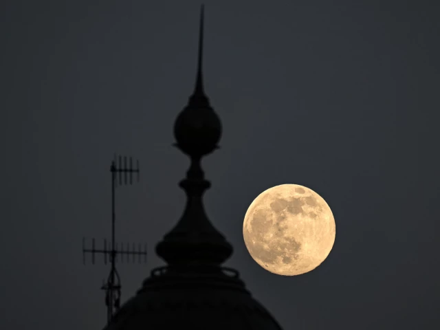 Pakistan witnesses spectacular display of ‘Beaver Supermoon’