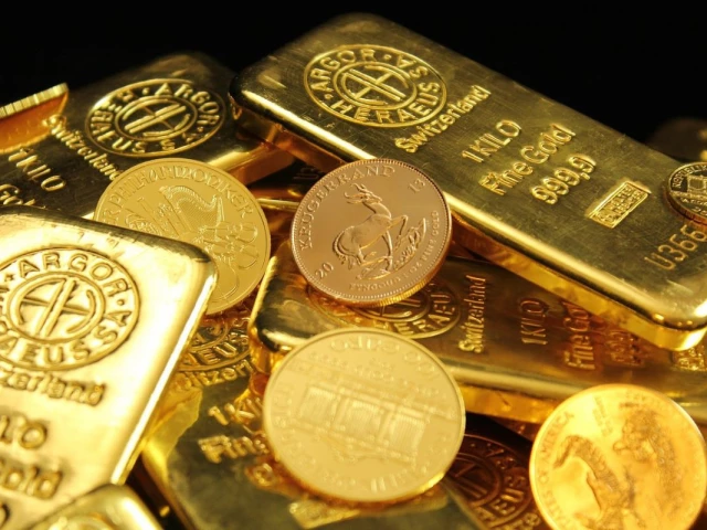 Gold price jumps by Rs11,100 per tola in local market