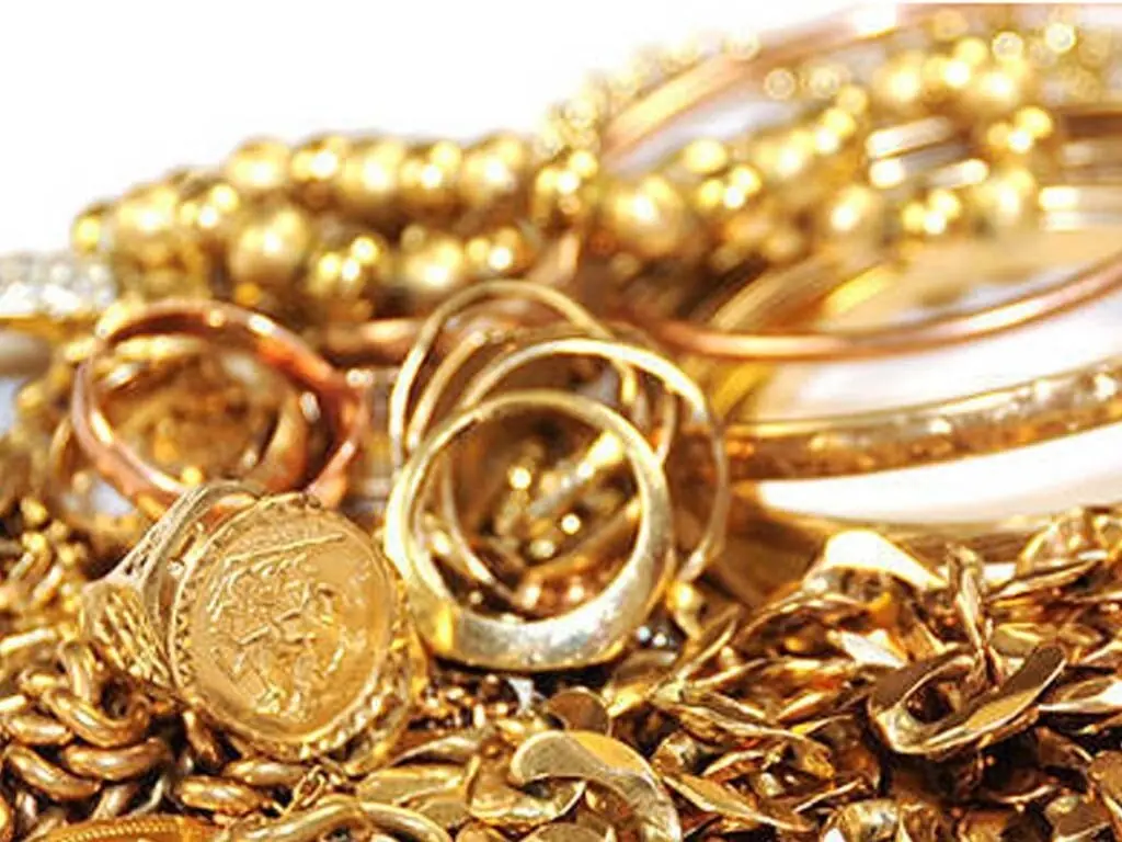 Gold dips by Rs3,600