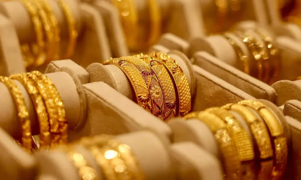 Gold prices in Pakistan fall Rs12,800 per tola