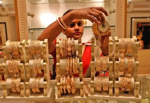 Gold slips before US payrolls data, set for second weekly loss