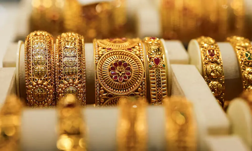 Gold prices fall by Rs1,600 per tola in Pakistan